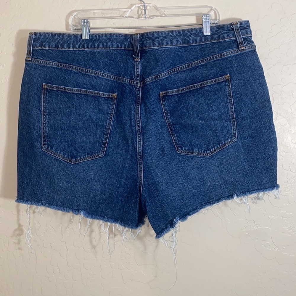 Universal Thread Vintage midi jean shorts. - Picture 4 of 5